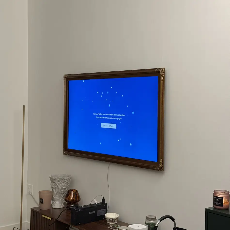 Framed TV wall mounted with a concealed bracket